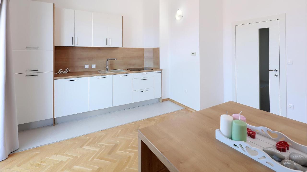 Apartments Tomy Новаля Екстериор снимка