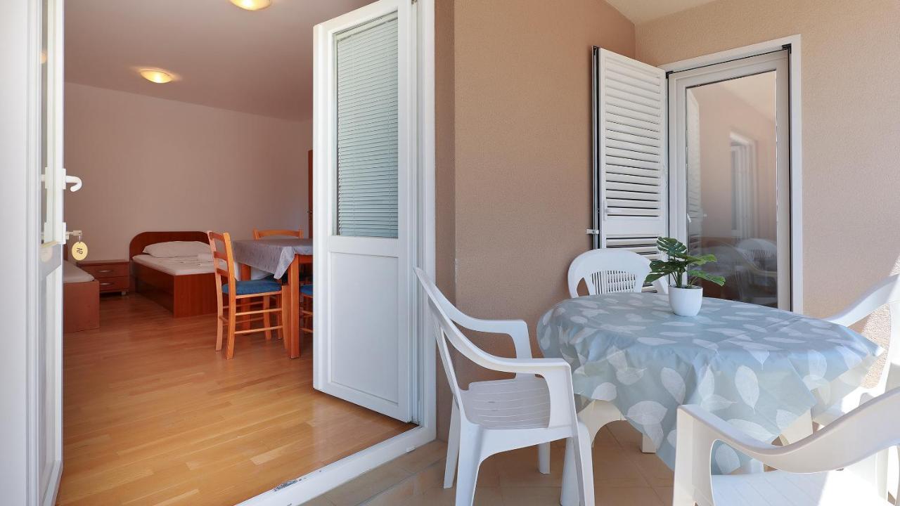Apartments Tomy Новаля Екстериор снимка