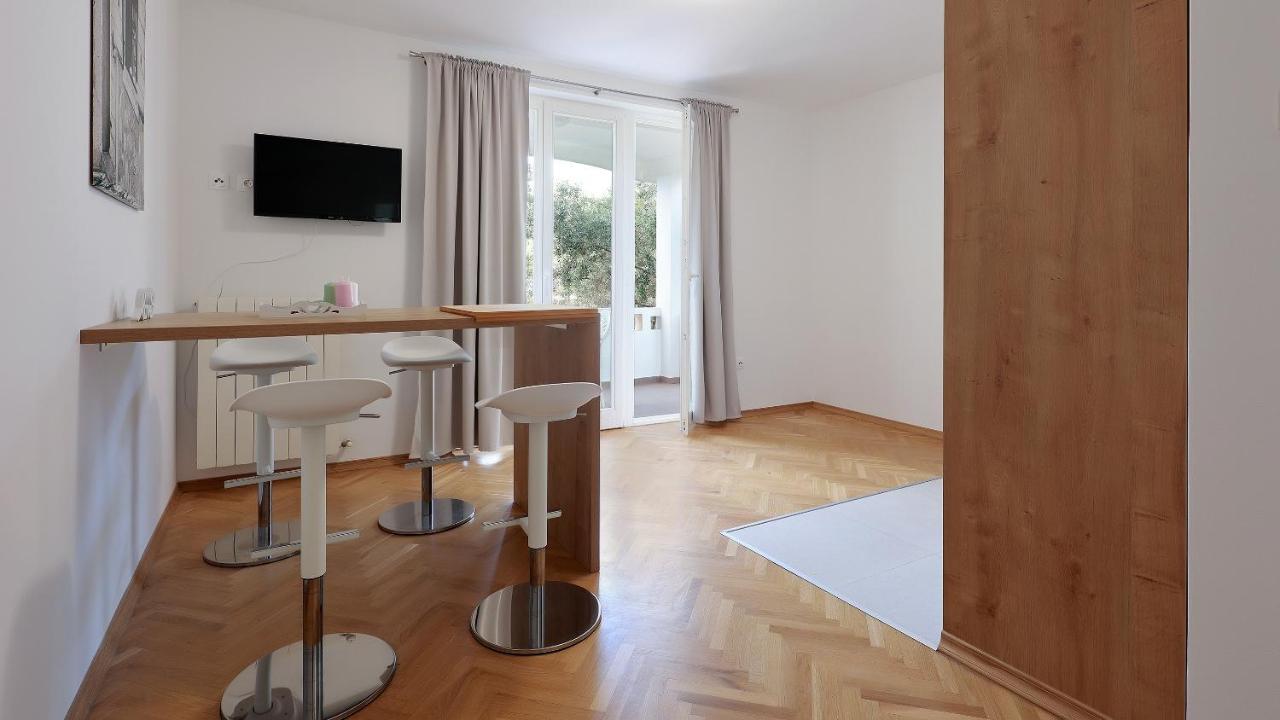 Apartments Tomy Новаля Екстериор снимка