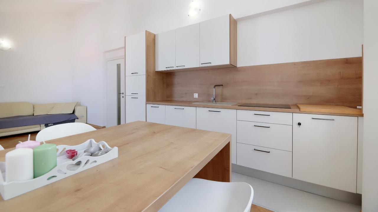 Apartments Tomy Новаля Екстериор снимка