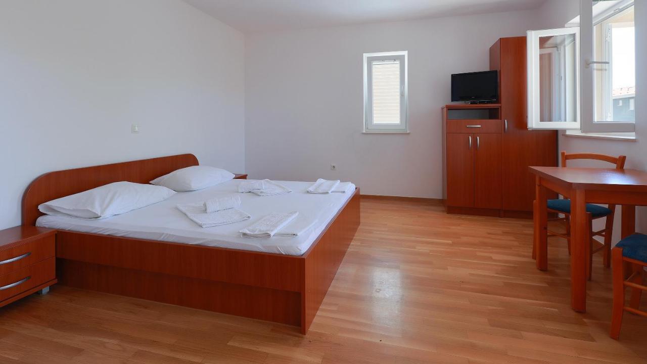 Apartments Tomy Новаля Екстериор снимка