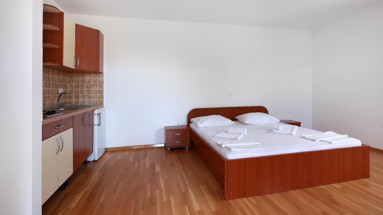 Apartments Tomy Новаля Екстериор снимка